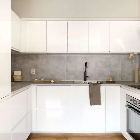 With Balcony And 3 Bedrooms! ברגן