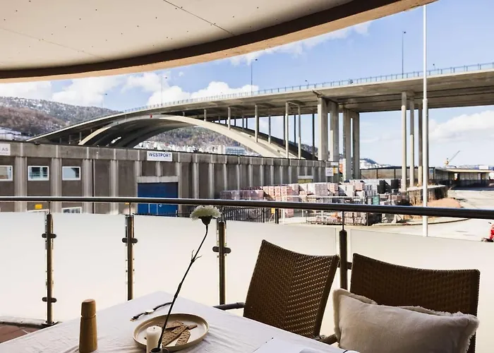 With Balcony And 3 Bedrooms! 公寓 *