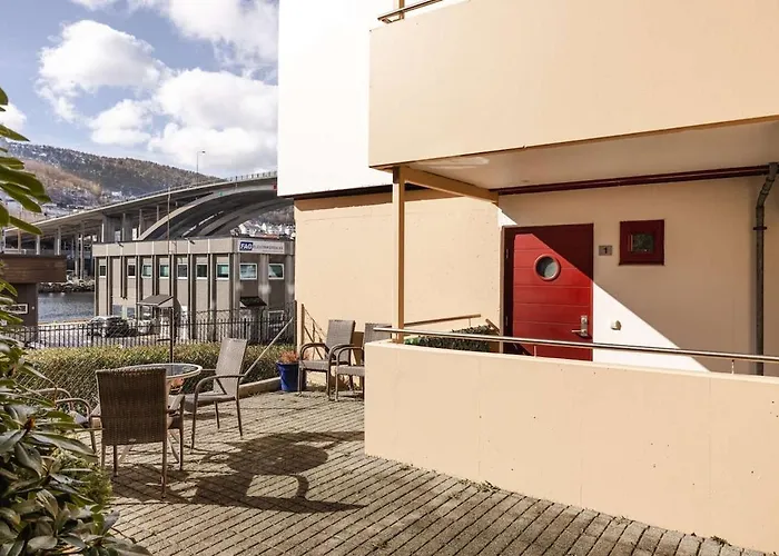 With Balcony And 3 Bedrooms! * 卑爾根